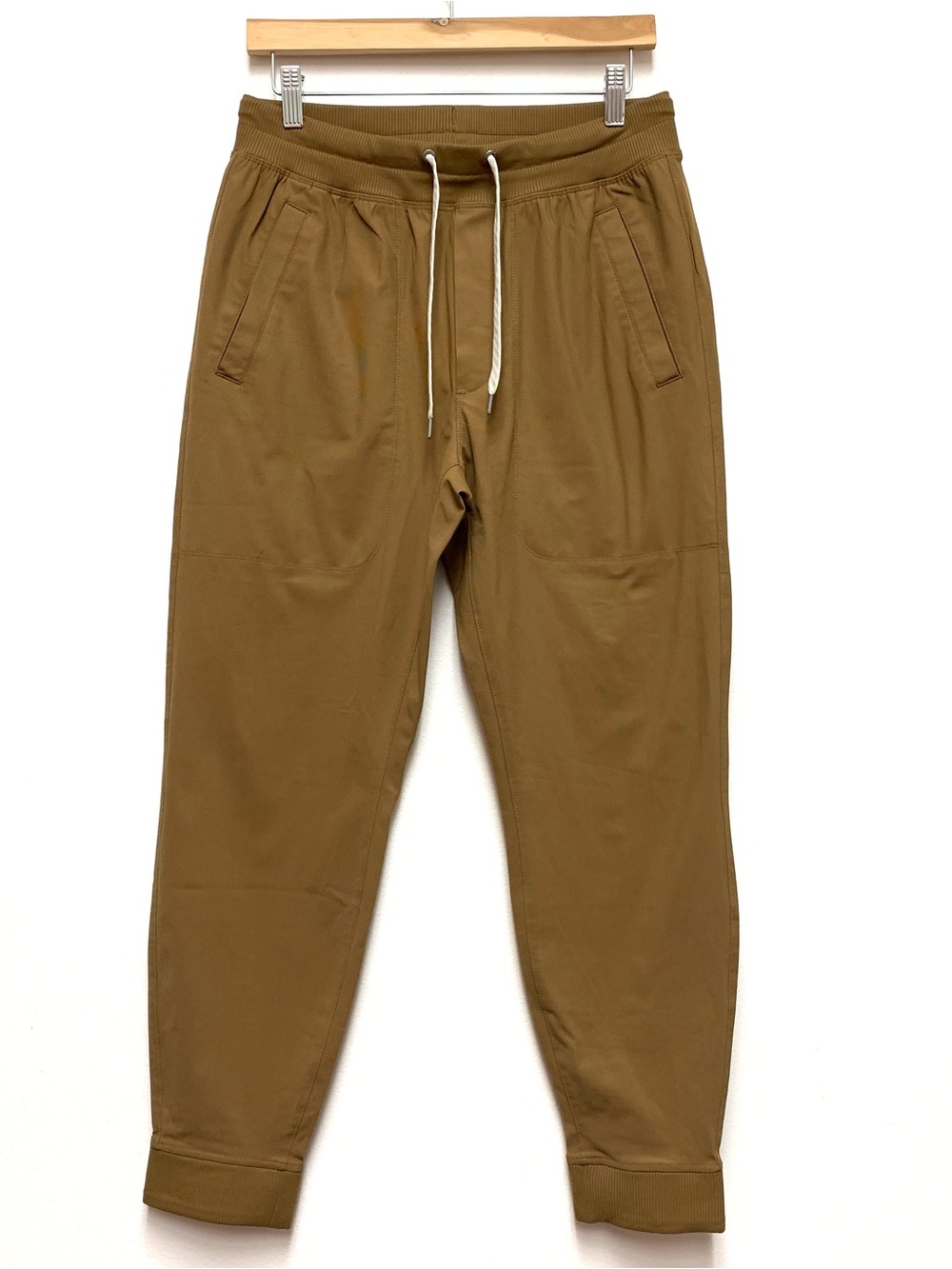 Vuori Men's Meta Jogger Pants Medium Drawstring Tobacco Brown Pockets Athleisure